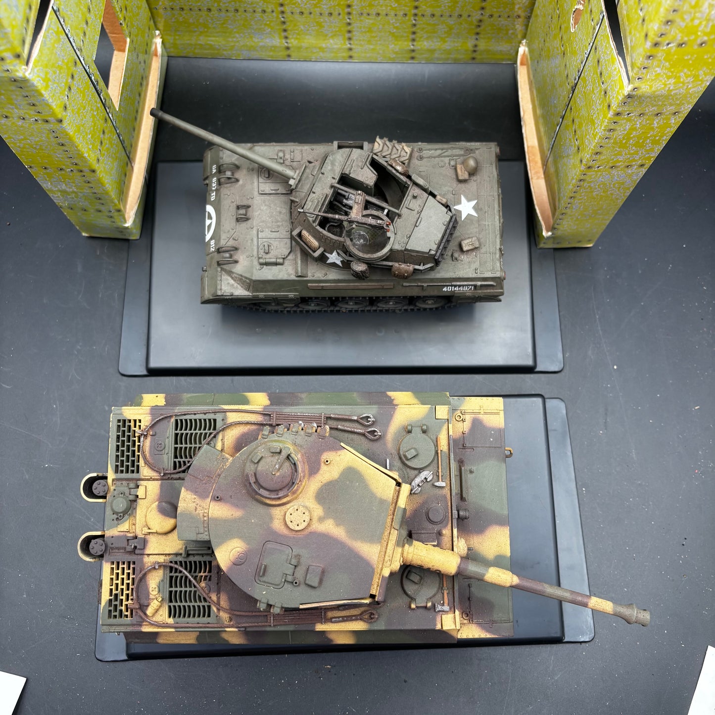 Tiger I Ausf. E & M18 Hellcat ;  Tiger: 505th Heavy Panzer Battalion (Schwere Panzerabteilung 505); Hellcat: 805th Tank Destroyer Battalion  (21st Century Toys, 1/32)